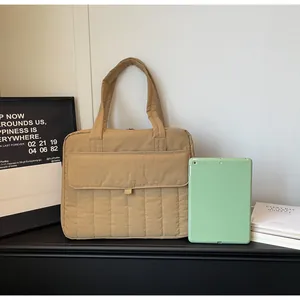 Detalle del bolso tote acolchado caqui para portátil con bolsillo frontal grande