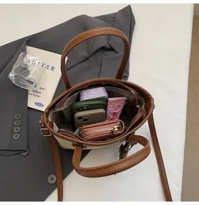 Vista superior que muestra la gran capacidad interior de este bolso cubo minimalista