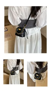 Détail du mini sac seau matelassé noir avec chaîne dorée et fermoir pivotant en métal
