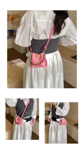 Détails du mini sac bandoulière rose avec texture matelassée et chaîne dorée
