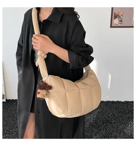Dettaglio della borsa nuvola trapuntata beige con ciondolo a forma di orsetto bruno