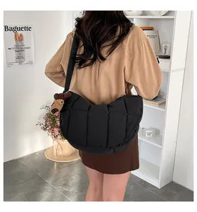 Foto lifestyle di una borsa a tracolla trapuntata nera con morbida consistenza