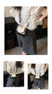 Détail du mini sac seau matelassé bicolore avec bandoulière en chaîne dorée