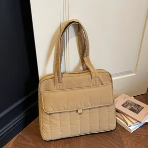 Bolso tote acolchado caqui para portátil con bolsillo frontal y asas para oficina