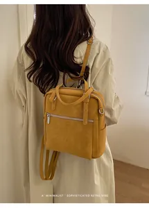 Detail des vintage senfgelben Lederrucksacks mit glatter Textur und verstellbaren Trägern