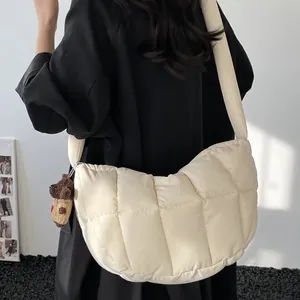 Borsa a tracolla trapuntata color crema con simpatico ciondolo a forma di orso