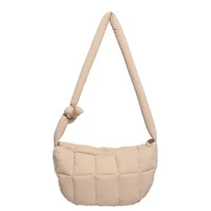 Borsa a tracolla beige trapuntata effetto nuvola con tracolla annodata e trama soffice