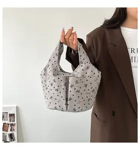Dettaglio borsa a secchiello in velluto a coste grigio con cuori orsi e tasche frontali