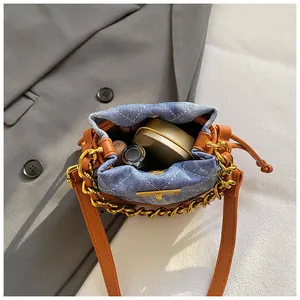 Vue intérieure du sac seau en denim montrant l'espace de rangement pour le maquillage