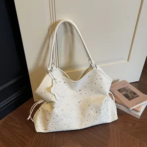 Sac Fourre-tout en Cuir PU à Grande Capacité pour Femmes Imprimé Étoile Sac à Main d'Épaule Brodé avec Pendentif Étoile
