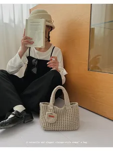 Detalle del bolso tote de ganchillo beige hecho a mano con mini monedero y textura tejida