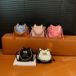 Mini Sac Seau Matelassé pour Femmes Enfants Chaîne en Métal Sac Bandoulière Cuir PU Denim Couleur Contrastée Petit Sac à Main