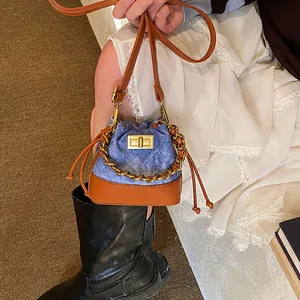 Mini sac seau en jean matelassé avec garniture en cuir marron et chaîne dorée