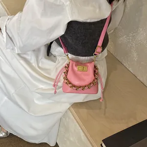 Sac seau rose matelassé avec fermoir doré et bandoulière chaîne pour femmes et enfants