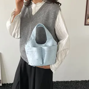 Borsa a secchiello in tela blu con stelle d'argento e tasche multiple da donna