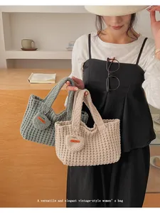 Detalle de bolso tejido a mano con textura de gofre 3D y etiqueta de cuero naranja artesanal