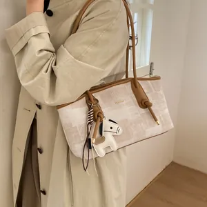 Grand sac cabas beige rétro avec poignées en cuir marron et pendentif cheval élégant