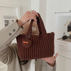 Bolso de mano de ganchillo marrón hecho a mano con colgante de corazón y asa tejida