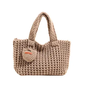Bolso tote de ganchillo caqui hecho a mano con textura de gofre y colgante de corazón