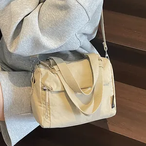 Sac bandoulière polyvalent en nylon beige avec larges poignées et sangle réglable style décontracté