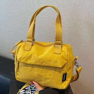 Sac fourre-tout polyvalent en nylon jaune moutarde avec bandoulière réglable et texture