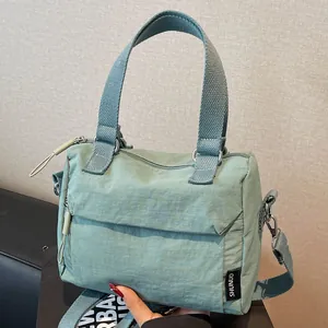 Sac à main bandoulière en nylon vert menthe avec bandoulière réglable et poignées
