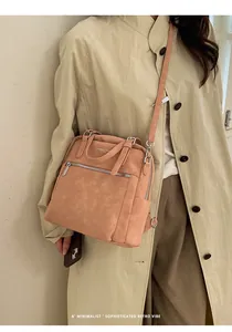 Detailaufnahme der mattrosa Ledertasche mit geprägtem modischem Schriftzug