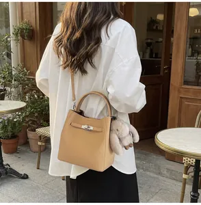 Borsa a mano in pelle martellata kaki con chiusura a scatto argento e ciondolo a coniglio
