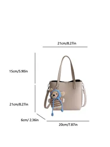 Dimensions détaillées du sac seau beige à texture litchi avec breloque ours mignon