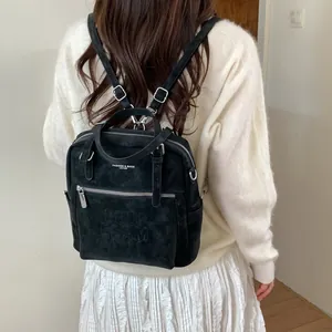 Minimalistischer schwarzer Damenrucksack aus Wildleder mit Reliefbuchstaben und Taschen