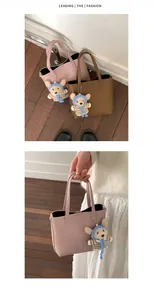 Détails des sacs cabas en cuir grainé avec pendentif ours et fermoir magnétique