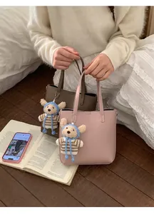Sacs seaux en cuir grainé rose et marron avec un joli pendentif ours en peluche