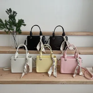 Borsa a Mano da Donna in Pelle PU Design di Nicchia Stile Coreano Con Sciarpa di Raso e Simpatico Ciondolo di Peluche Borsa a Tracolla Quadrata Minimalista