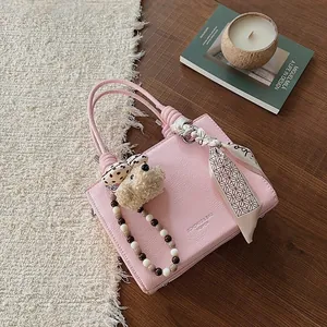 Borsa a mano rosa in pelle con foulard in seta, charm a cagnolino e catena di perline