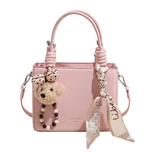 Borsa a mano rosa con trama litchi, ciondolo a cane e sciarpa in seta floreale