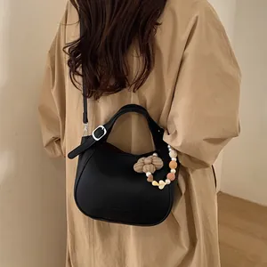 Sac seau minimaliste en cuir noir grainé avec breloque décorative de perles fleuries