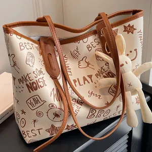 Borsa Tote da Donna Fashion Graffiti Grande Capacità in Pelle PU Borsa a Tracolla Con Ciondolo a Forma di Coniglio in Peluche Borsa Street Style per Casa Scuola Ufficio