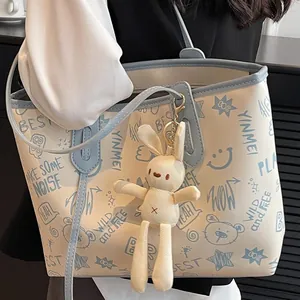 Borsa tote crema minimalista con graffiti di orsi blu e ciondolo a coniglio