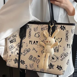 Grande borsa tote minimalista con stampe graffiti e ciondolo a forma di coniglio carino