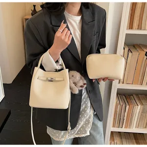 Dettaglio della borsa a secchiello in pelle martellata bianco crema con chiusura e ciondolo a coniglio