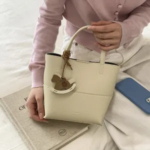 Sac Seau Simple en Cuir PU Style Coréen Pour Femmes Sac à Main avec Grain de Litchi et Pendentif Cheval Sac Bandoulière Quotidien