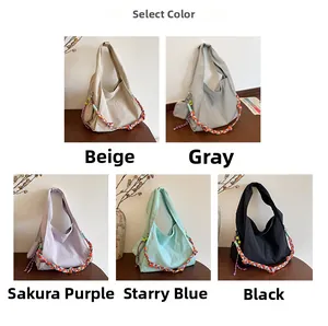 Dettaglio borse tote in tela in cinque colori con tracolle colorate e mini pochette
