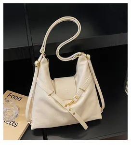 Vista dettagliata della borsa hobo in pelle PU crema con finiture dorate e trama fine