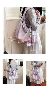 Dettaglio della borsa tote lilla con tracolla in corda intrecciata colorata e borsellino