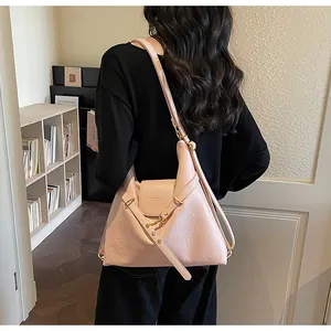 Dettaglio della borsa tote rosa chiaro con trama in pelle pieghettata e hardware dorato