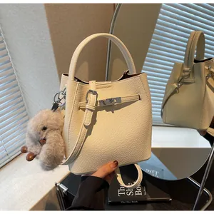 Dettaglio della borsa a secchiello in pelle martellata bianco panna con chiusura in metallo
