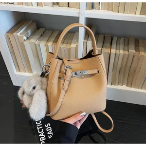 Dettaglio della borsa a secchiello in pelle martellata marrone con chiusura in argento