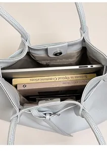 Draufsicht auf hellblaue Tragetasche mit viel Platz für Laptop und Bücher innen