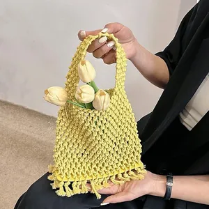 Bolso de mano amarillo tejido a mano con borlas para la playa y estilo casual diario