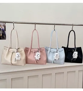 Detailansicht von vier bunten Vintage-Einkaufstaschen mit niedlichen Plüschbären